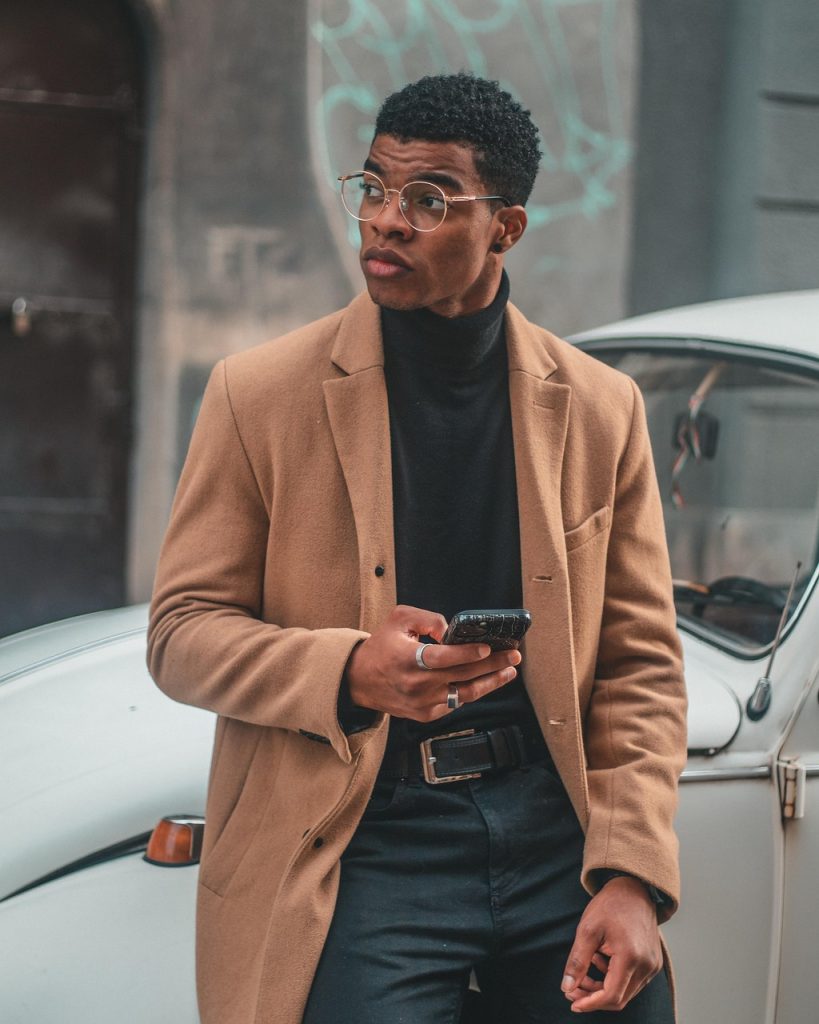 Styl na kliknięcie – jak elegancki mężczyzna odnajduje się w świecie mody online