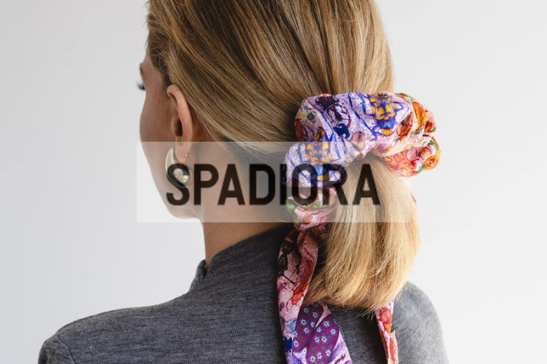 Od gumek do włosów po piżamę – jedwabne inspiracje na prezent dla niej