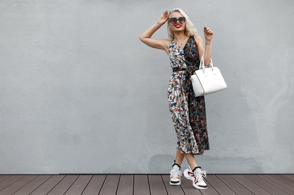Czy sneakersy można nosić do sukienki, o czym pamiętać?